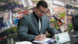 Vereador defende que Estado forneça itens e pede fim de mercadinhos: "que tomem banho com pedra"