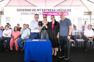 Prefeito e primeira-dama ressaltam parceria com o Governo em entrega de veículos