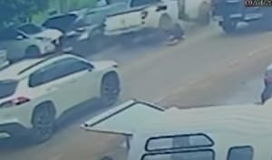 Homem tem pé parcialmente amputado após ser atropelado por caminhonete em avenida