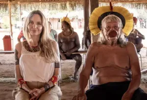 Angelina Jolie visita aldeia indígena no Xingu e é recebida por cacique Raoni