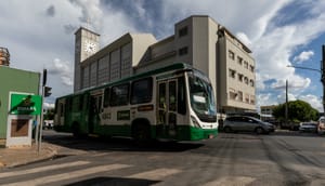 Câmara vota hoje projeto que zera tarifa de ônibus aos domingos em Cuiabá
