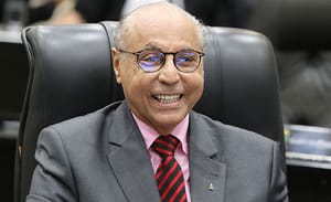 Deputado compara secretários que disputarão eleição ano que vem como "transgêneros"