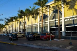 Justiça suspeita de desvios e suspende eleição no Shopping dos Camelôs em Cuiabá