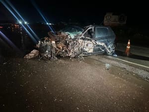 Motorista fica ferido após batida  entre carro e caminhão na Rodovia dos Imigrantes