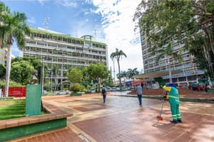 Após 4 meses de gestão, prefeitura de Cuiabá paga salário dos servidores dentro do mês