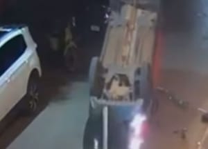 Câmera flagra capotamento de Jeep Renegade no centro de Chapada