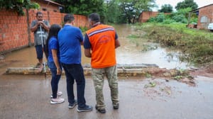 Prefeitura monitora áreas vulneráveis e alerta sobre cuidados com chuvas fortes