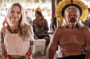 Angelina Jolie visita aldeia Piraçu no Xingu e encontra cacique Raoni