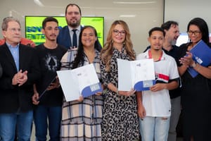 Primeira-dama reforça apoio ao movimento Maio Amarelo e destaca emissão de 3 mil CNHs