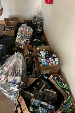 PF apreende três mil caixas de cigarros eletrônicos e prende vendedores em Cuiabá