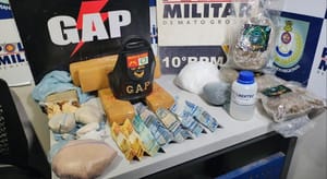 PM apreende maconha e pasta base de cocaína após denúncia de homicídio em Cuiabá