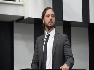 Vereador se licencia por 31 dias sem remuneração e arquiteto reassume cadeira