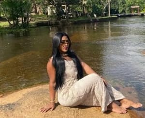 Mulher é morta a facadas por ex-companheira dentro de sorveteria em MT; veja vídeo