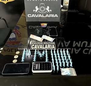 Cavalaria da PM apreende 71 porções de drogas e prende dois faccionados