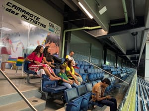 “Camarote mostra preocupação do Governo com as pessoas autistas”, diz mãe de filhos com TEA