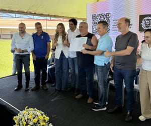 Estado entrega escrituras definitivas e põe fim à espera de mais de 40 anos de moradores