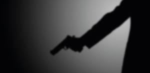 Homem é assassinado a tiros dentro de carro, e amigo baleado durante a madrugada