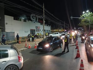 Operação Lei Seca prende 11 condutores por embriaguez na avenida Beira Rio, em Cuiabá