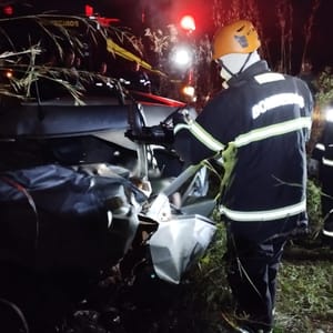Capotamento de Uno mata motorista e deixa passageiro ferido em rodovia estadual