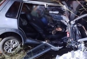 Motorista morre e passageiro fica ferido após carro sair da  pista e capotar na MT-130