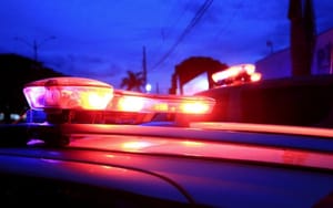 Jovem cai em emboscada e é baleado com sete tiros na frente de residência em MT