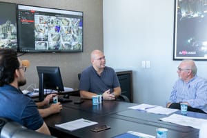 Prefeito dá ultimato para empresa regularizar coleta de lixo e ameaça romper contrato