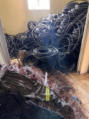 Bando se passa por funcionários de telefonia e furta 5,8 toneladas de fios de cobre e de fibra óptica