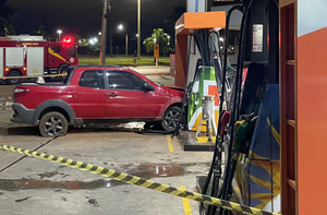 Carro invade posto e atinge bomba de combustível durante a madrugada em Mato Grosso