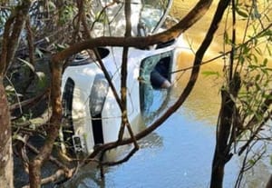 Carro cai de ponte e duas pessoas morrem em Mato Grosso; criança fica ferida