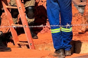 Trabalhador de 25 anos morre ao cair de cisterna de sete metros durante limpeza