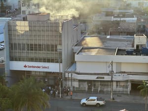 Agência do banco Santander no centro de Cuiabá pega fogo e é evacuada; vídeo