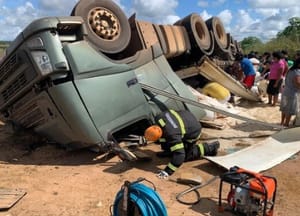 Motorista morre após carreta carregada de arroz tombar na BR-070