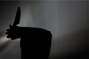 Homem é assassinado a facadas pela esposa na frente de casa no Pedra 90 em Cuiabá