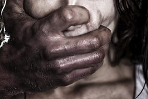 Ex-marido invade casa enquanto mulher dormia com filho caçula, a espanca e tenta estrangulá-la em MT