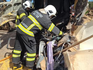 Motorista morre preso às ferragens em colisão brutal entre caminhões na BR-158