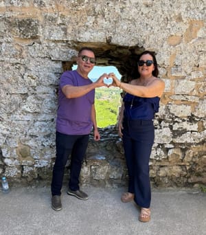 Botelho e esposa curtem momentos de descanso na Europa