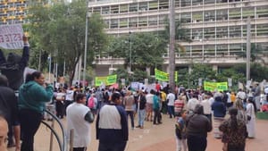 Moradores protestam na frente da Prefeitura contra remoção de área invadida e cobram Abílio