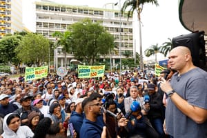 Prefeito quer novo levantamento sobre famílias e admite comprar área invadida em Cuiabá