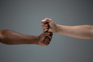 Cliente que xingou frentista de “macaco” e o agrediu com soco na boca é condenada em MT