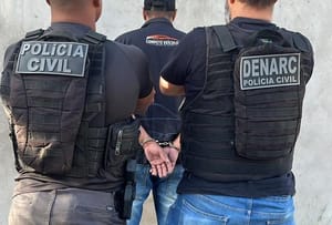 Dois foragidos e membros de facção criminosa são presos escondidos em Cuiabá