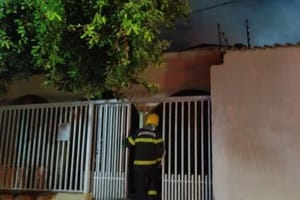 Incêndio de grandes proporções destrói residência no CPA 1 em Cuiabá