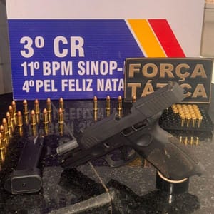 Força Tática prende homem com pistola e 52 munições dentro de caminhonete