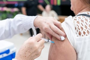 Vacina da gripe é oferecida aos sábados em três shoppings centers de Cuiabá