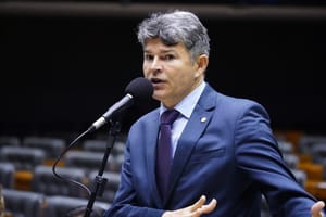 Deputado cita “venezuelização” do Brasil e critica STF: “Cada ministro tem sua Constituição”