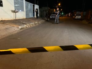 Homem é assassinado a tiros na porta de casa; polícia apreende cocaína no local