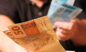 Juiz barra descontos abusivos de aposentada em empresa alvo por esquema com consignados