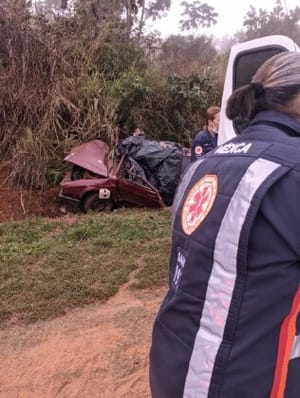 Casal idoso morre após carro sair da pista e bater em barranco na rodovia MT-130
