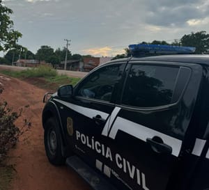 Menor é apreendido com pistola e moto utilizadas em homicídios de mulher e adolescentes