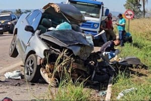 Homem morre e quatro ficam feridos em colisão entre Corolla e carreta em MT