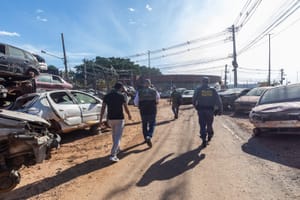 Prefeitura interdita e notifica oficinas e ferros-velhos com acúmulo de veículos